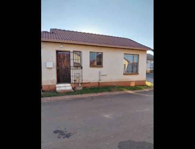 2 BEDROOM TOWNHOUSE FOR SALE IN CLAYVILLE